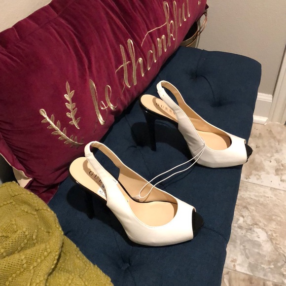 GUESS BLACK/WHITE SLINGBACK PUMPS 9 NWT - Picture 4 of 11